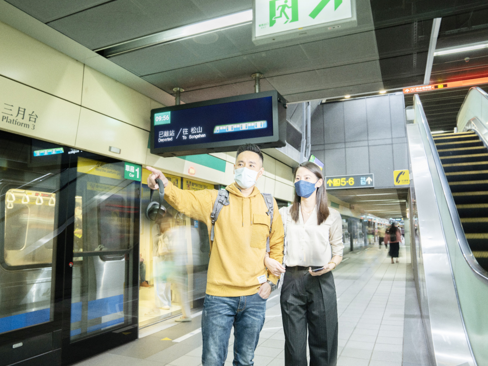 友達(dá)旗下達(dá)擎之客製化TARTAN顯示器  ，於臺(tái)北捷運(yùn)中山站亮相。以獨(dú)特長條型比例與高畫質(zhì)特色 ，為臺(tái)北捷運(yùn)站帶來嶄新的都會(huì)車站風(fēng)貌
