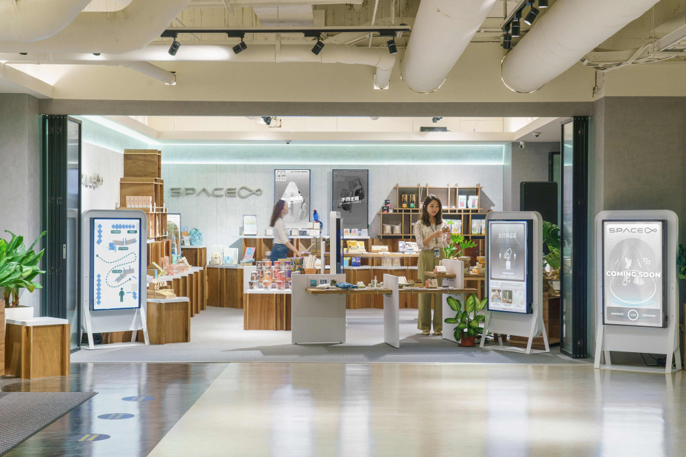 申博太陽城打造永續(xù)選物商店，展示社企及社創(chuàng)商品，結(jié)合創(chuàng)利空間所開發(fā)的智能零售系統(tǒng)，整合多元產(chǎn)品信息，讓無人商店扮演公益行動的推手