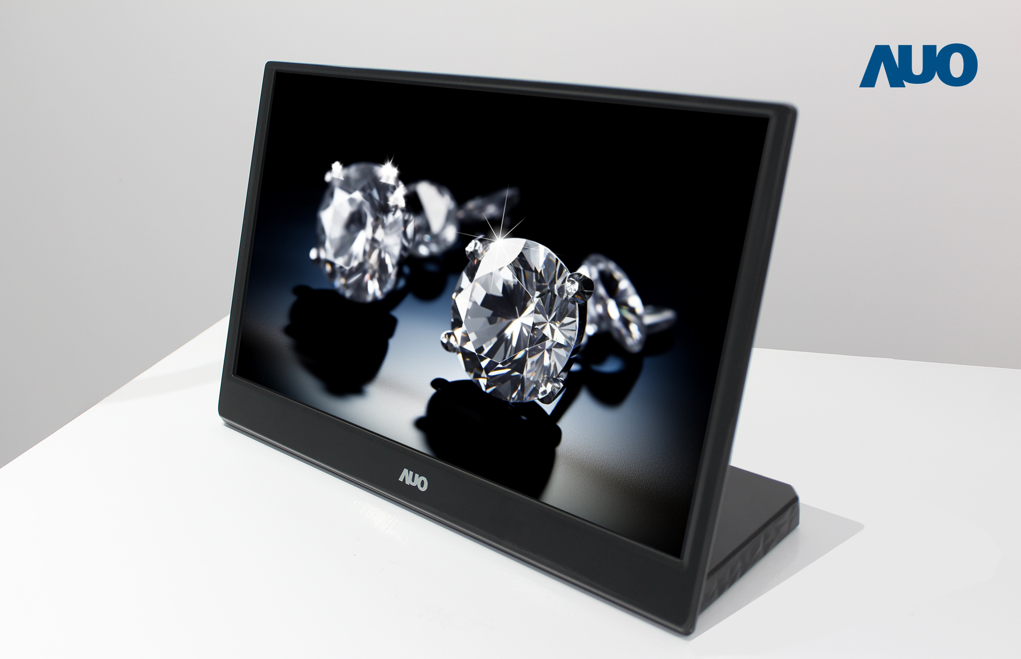 申博太陽城獨(dú)步全球推出結(jié)合A.R.T. ® 顯示技術(shù)的Micro LED顯示器，達(dá)成優(yōu)異的抗眩光及防反射與高散射特性，亦凸顯珠寶鉆石的炫麗奪目光澤質(zhì)感。