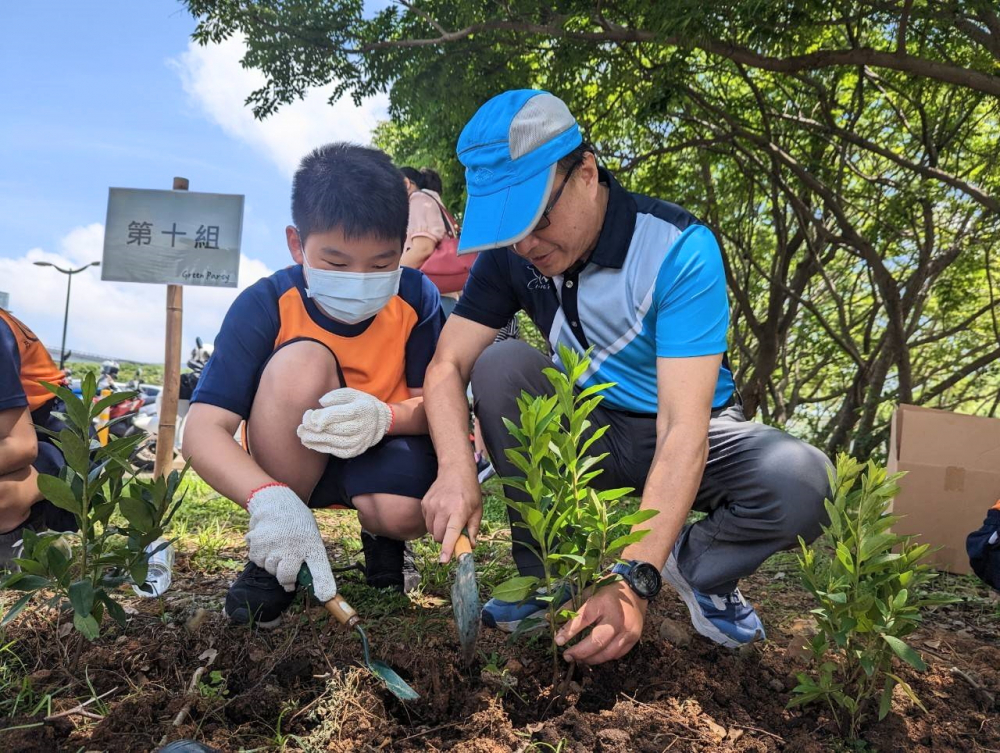 友達(dá)綠色志工及眷屬一起植下樹苗，親手打造綠帶景觀及動(dòng)植物的友善棲息環(huán)境
