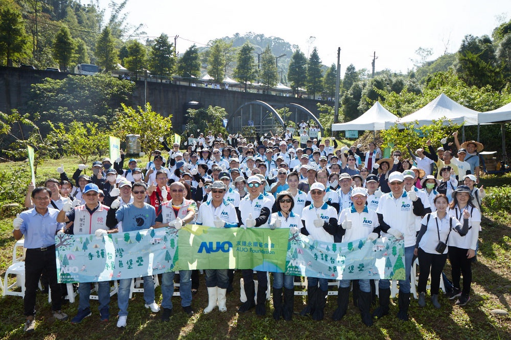 友達(dá)永續(xù)基金會(huì)集結(jié)超過200位志工，攜手移除外來入侵種小花蔓澤蘭，守護(hù)霄裡溪生物多樣性