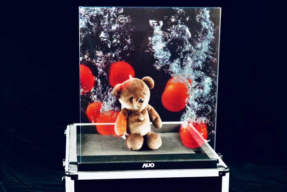 友達(dá)以次世代Micro LED顯示技術(shù)打造之透明顯示器，具備高穿透、低繞射、高亮度、可拼接之特性，可廣泛應(yīng)用於智慧移動、零售、育樂和醫(yī)療等多元場域