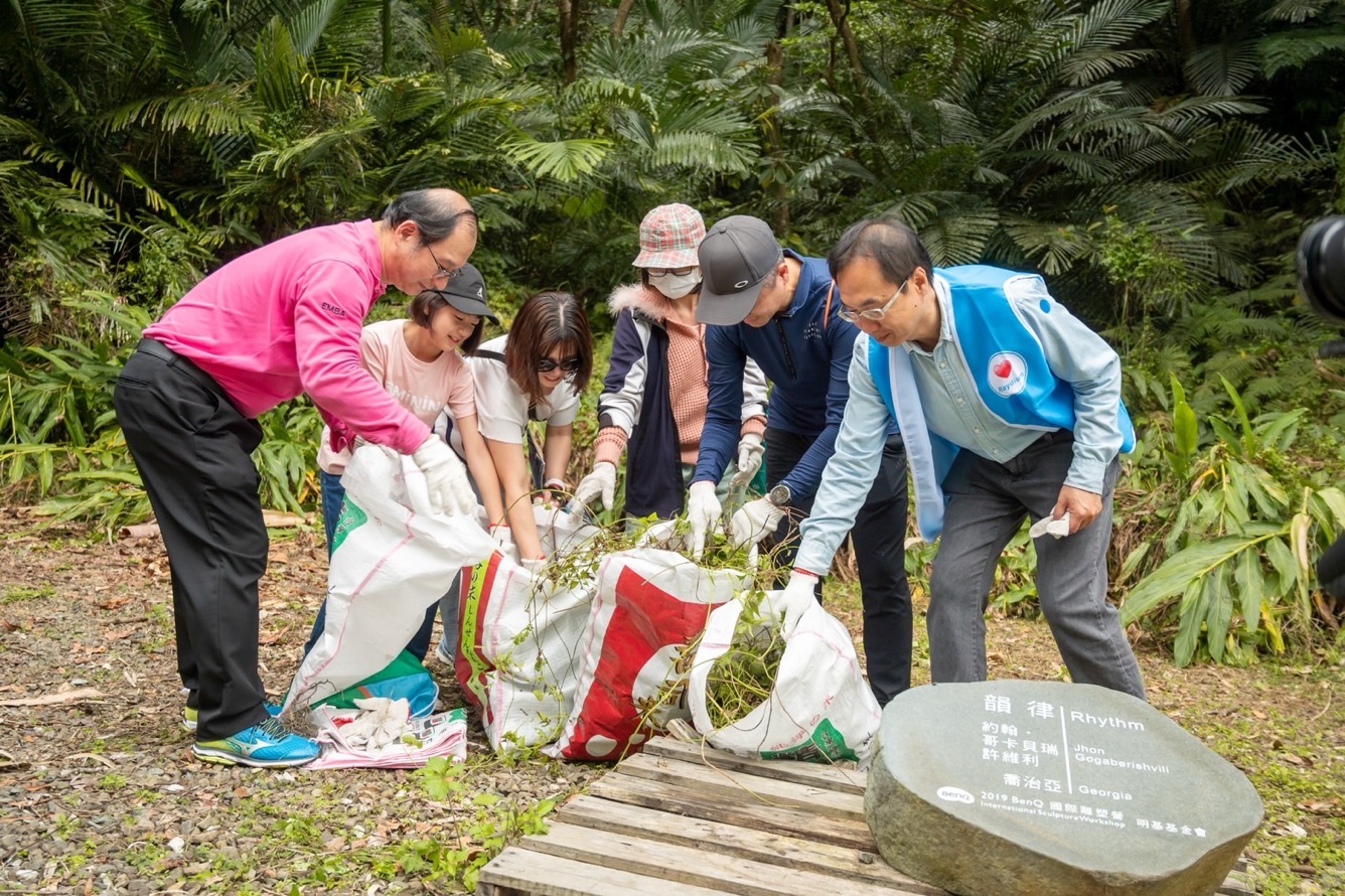 為共同守護在地物種，友達永續(xù)基金會號召志工認識並移除「綠癌」: 外來入侵種小花蔓澤蘭