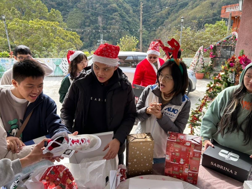 「圓夢計畫」由偏鄉(xiāng)兒少許下心願 ，友達員工認捐禮物   ，高階主管親帶隊將禮物一一送往偏鄉(xiāng)，為兒少圓夢
