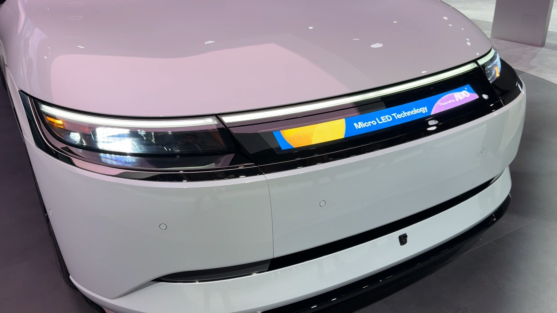 申博太陽城Micro LED車頭顯示解決方案擁有高對(duì)比度度、高亮度、高分辨率和超廣視角等特性  ，可以清晰顯示充電狀態(tài) 、車輛信息并展現(xiàn)車主個(gè)人化的主題風(fēng)格、影片文字等內(nèi)容，革新了人與車的互動(dòng)方式  。